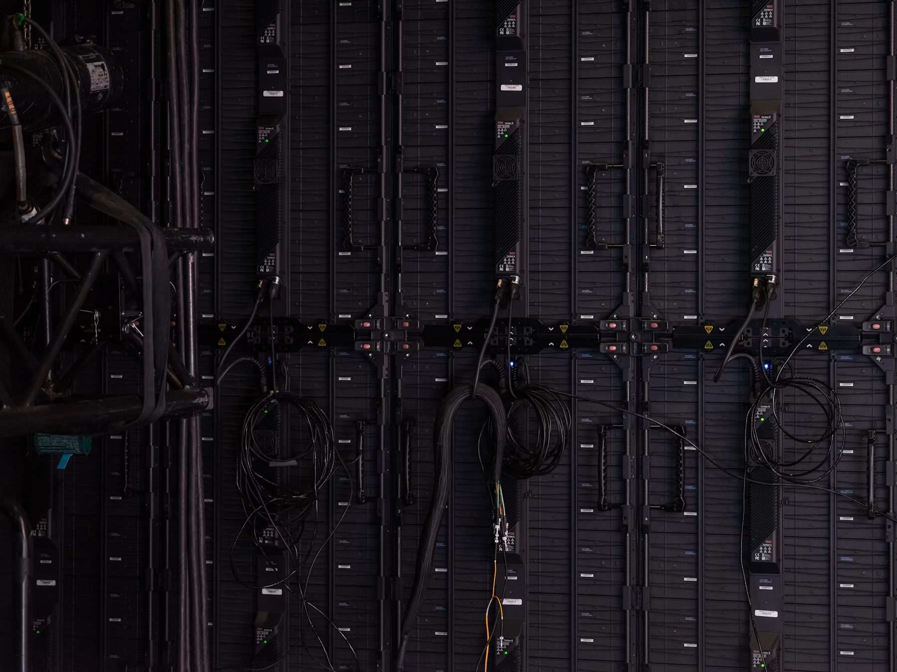 Cabos e infraestrutura de rede em rack de servidores